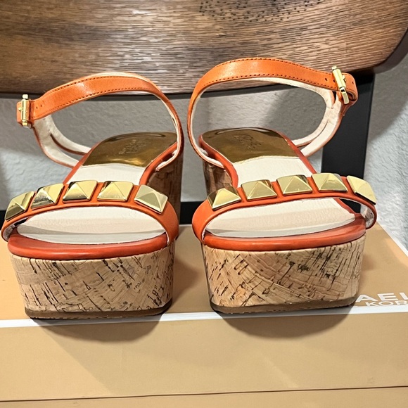 MICHAEL KORS NIB AUTHENTIC BURNT ORANGE PYRAMID GOLD-TONE PLATFORM SANDALS - Picture 5 of 17